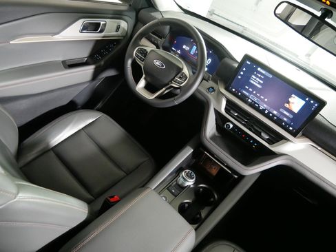 Used 2025 Ford Explorer Active w/ Active Comfort Package AWD/4WD image 9