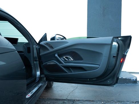 Used 2018 Audi R8 V10 w/ Premium Package RWD image 44