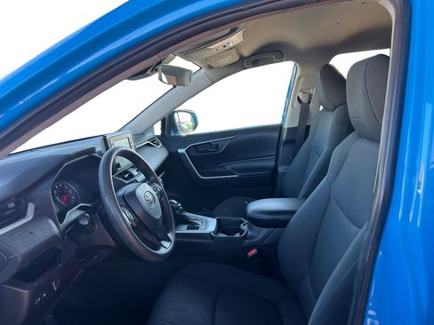 Used 2021 Toyota RAV4 LE image 10