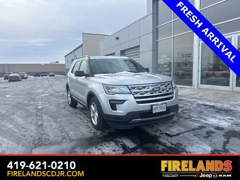 Used 2019 Ford Explorer XLT image 2