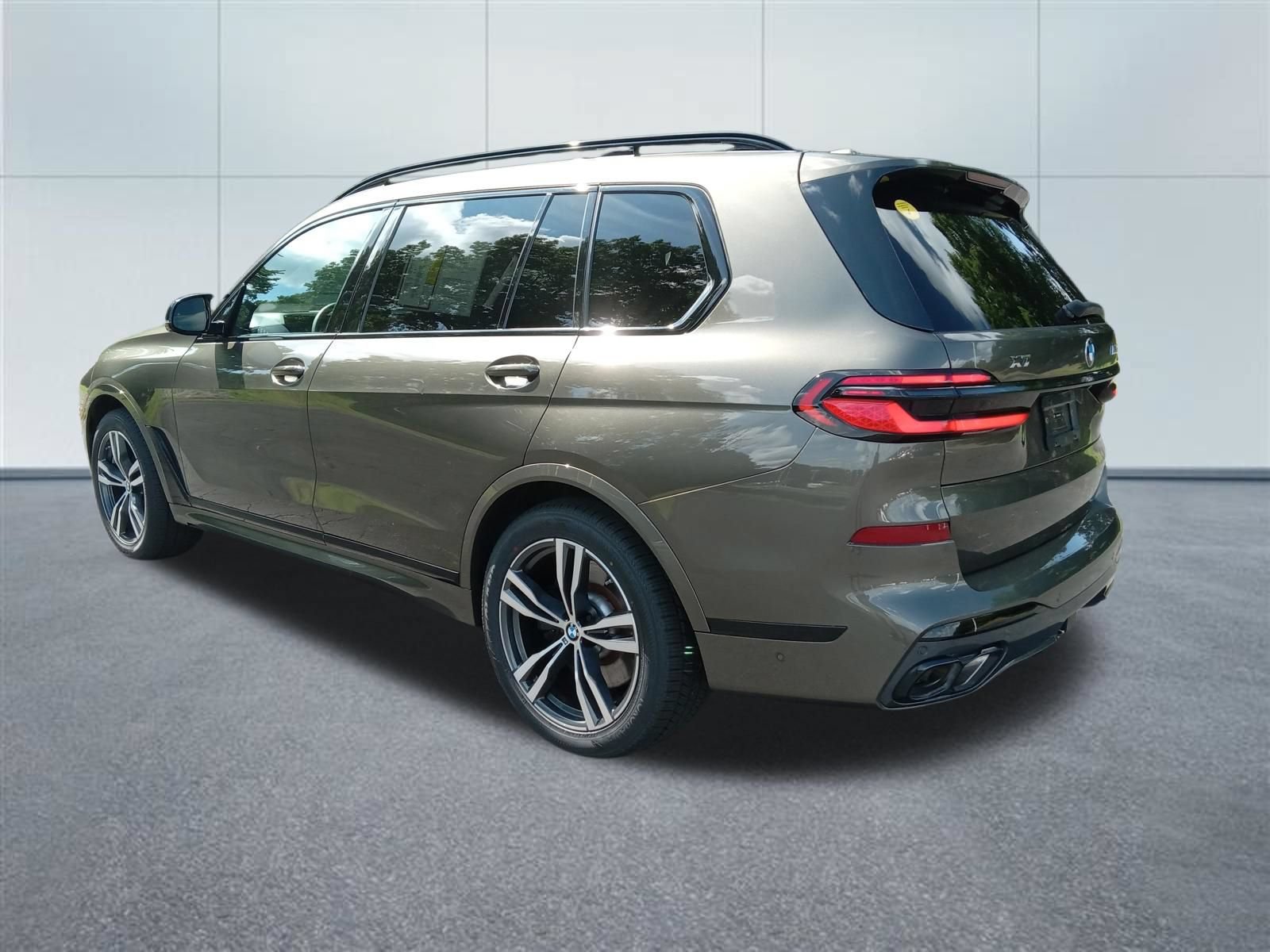 Used 2024 BMW X7 M60i w/ Climate Comfort Package AWD/4WD image 3