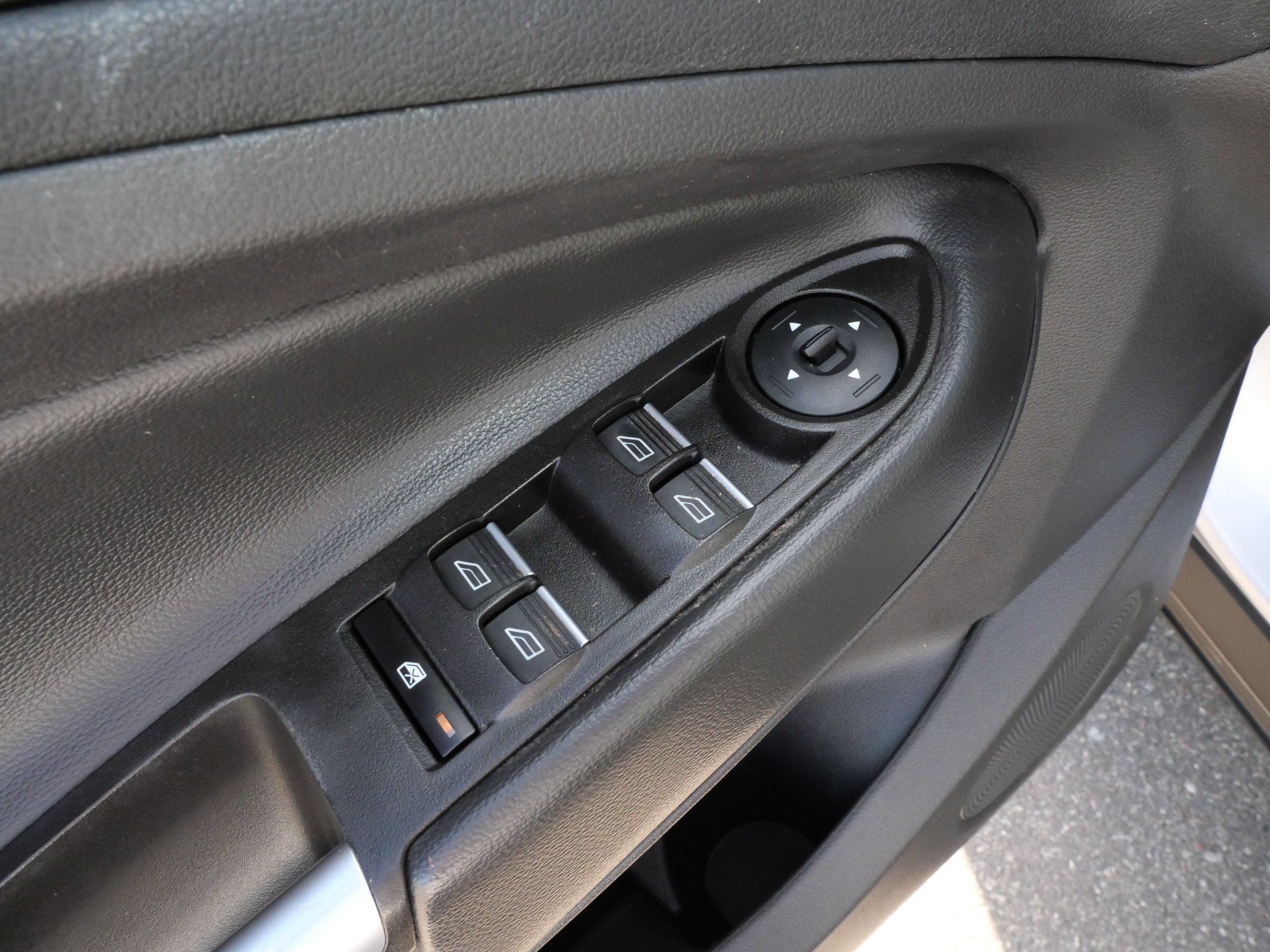 Used 2017 Ford Escape SE w/ Equipment Group 201A FWD image 13