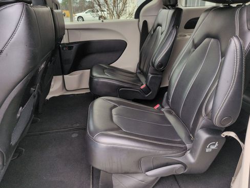 Used 2023 Chrysler Pacifica Touring-L image 15