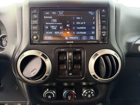 Used 2018 Jeep Wrangler Unlimited Rubicon w/ Connectivity Group AWD/4WD image 32