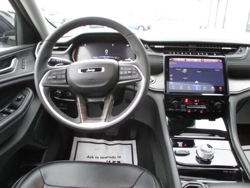 Used 2023 Jeep Grand Cherokee Limited w/ Black Appearance Package image 12