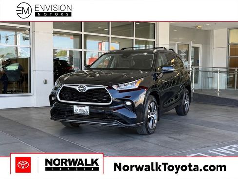 Certified 2020 Toyota Highlander XLE AWD/4WD image 1