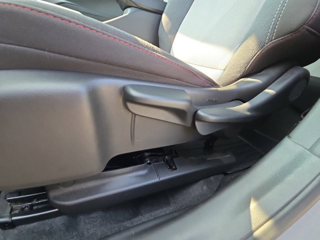 Used 2025 Chevrolet Trax RS w/ Sunroof Package FWD image 30