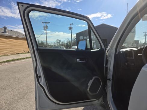 Used 2016 Jeep Renegade Latitude w/ Cold Weather Group image 4