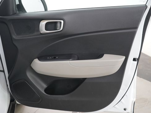 Used 2024 Hyundai Venue SEL FWD image 11