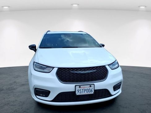 Used 2025 Chrysler Pacifica Limited FWD image 9
