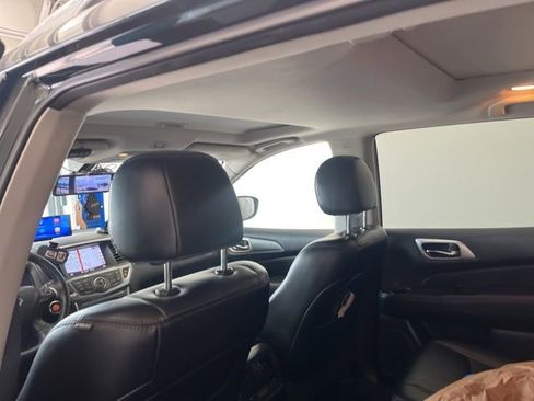 Used 2018 Nissan Pathfinder SL w/ SL Premium Package FWD image 15