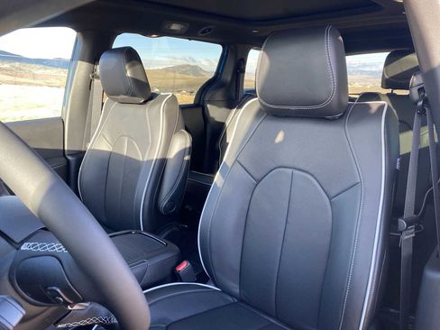 New 2026 Chrysler Pacifica Limited image 19