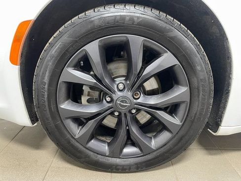 Used 2019 Chrysler Pacifica Touring Plus w/ S Appearance Package FWD image 8
