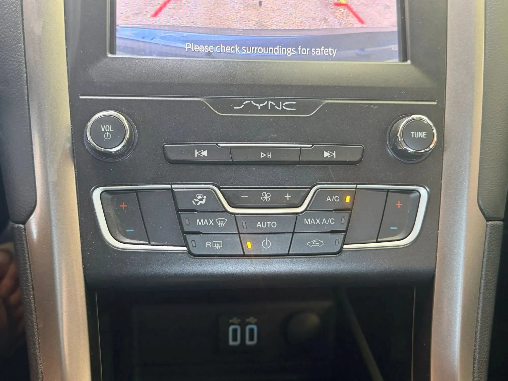 Used 2020 Ford Fusion SE FWD image 16