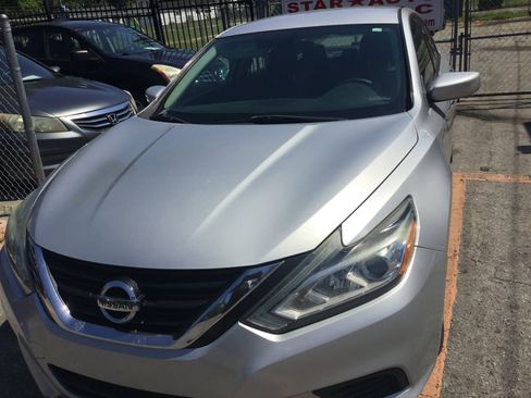 Used 2017 Nissan Altima 2.5 S w/ Power Driver Seat Package FWD image 2