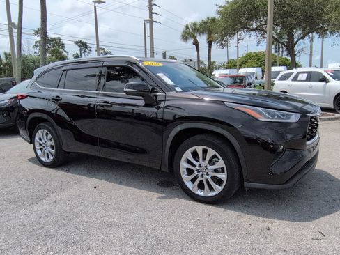 Used 2020 Toyota Highlander Limited FWD image 2