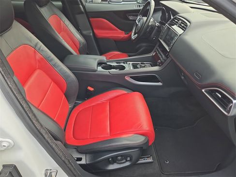 Used 2017 Jaguar F-PACE R-Sport image 17