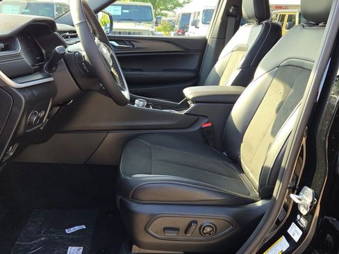 New 2025 Jeep Grand Cherokee Altitude image 24