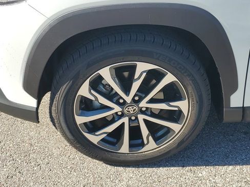 Used 2023 Toyota Corolla Cross XLE image 11