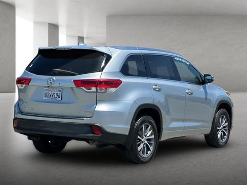 Used 2018 Toyota Highlander XLE AWD/4WD image 4