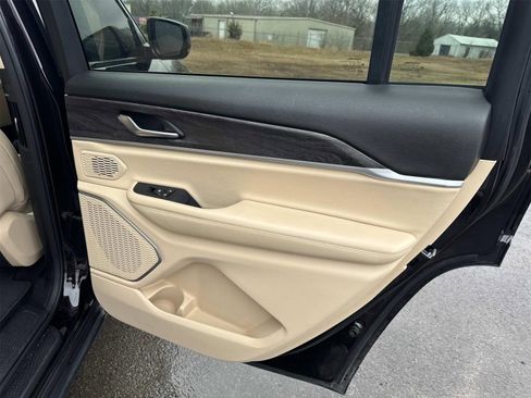 Used 2022 Jeep Grand Cherokee L Limited image 22