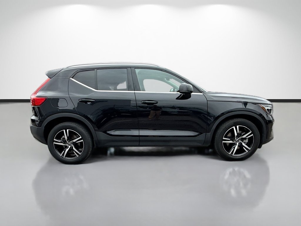 Used 2023 Volvo XC40 B5 Plus AWD/4WD image 2