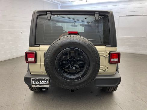 Certified 2022 Jeep Wrangler Sport AWD/4WD image 9