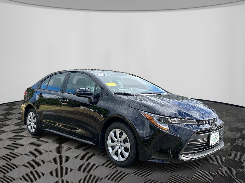 Used 2025 Toyota Corolla LE FWD image 7