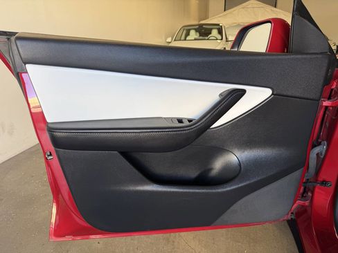 Used 2021 Tesla Model Y Long Range image 19