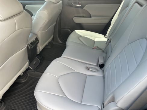 Used 2023 Toyota Highlander XLE AWD/4WD image 22