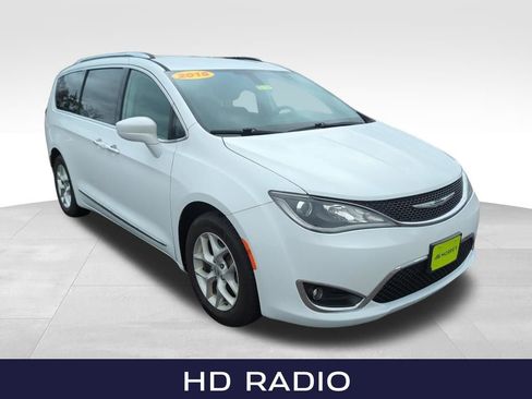 Used 2018 Chrysler Pacifica Touring-L w/ Tire & Wheel Group image 10