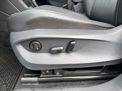 Used 2023 Volkswagen Tiguan SE FWD image 11