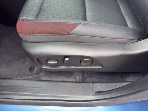 Used 2025 Chevrolet Equinox RS w/ Safety and Technology Package AWD/4WD image 15