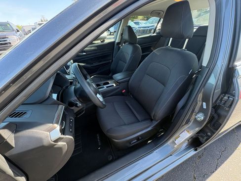 Used 2025 Nissan Altima 2.5 SV FWD image 37