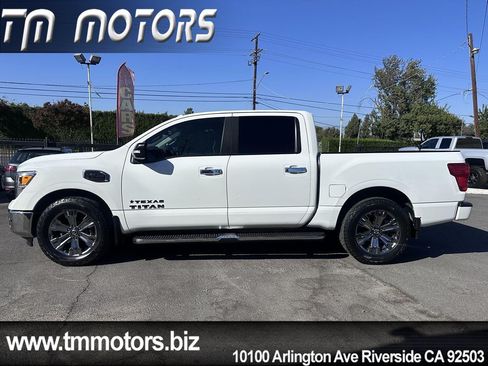 Used 2017 Nissan Titan SV RWD image 3