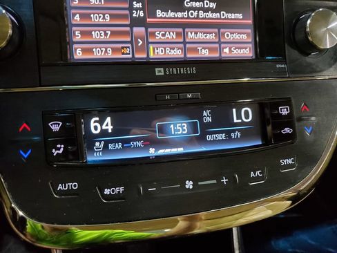 Used 2013 Toyota Avalon Limited w/ Technology Pkg FWD image 32