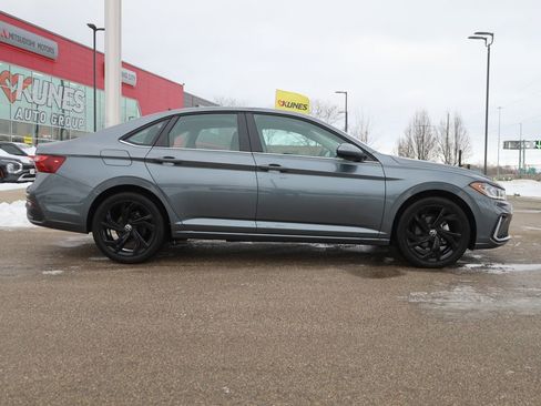 Used 2025 Volkswagen Jetta SE w/ Sunroof Package image 11