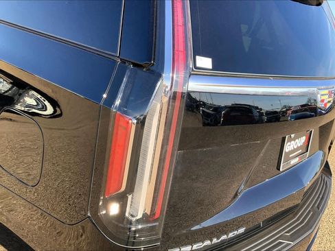 Used 2024 Cadillac Escalade Premium Luxury image 32