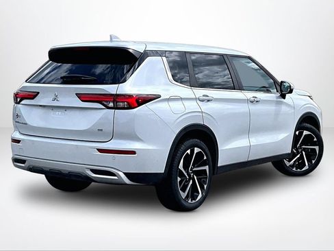 Used 2023 Mitsubishi Outlander SE AWD/4WD image 3