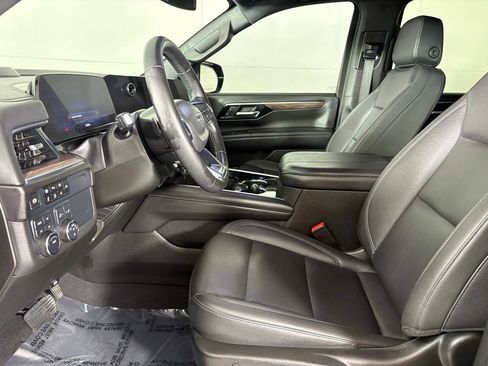 Used 2025 Chevrolet Suburban Z71 image 21