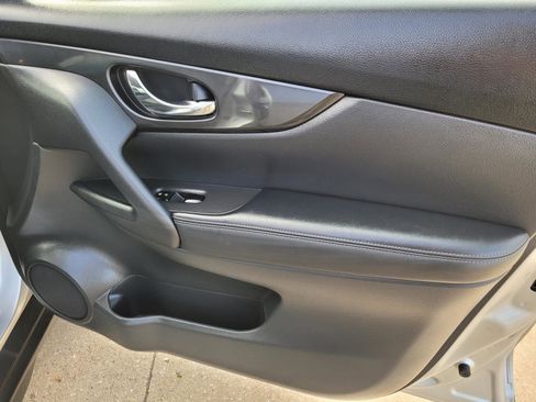 Used 2018 Nissan Rogue SV image 7