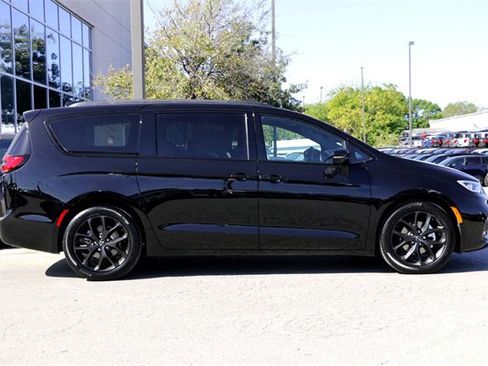 New 2026 Chrysler Pacifica Limited image 4