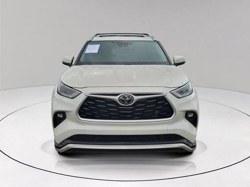 Used 2021 Toyota Highlander XLE FWD image 2