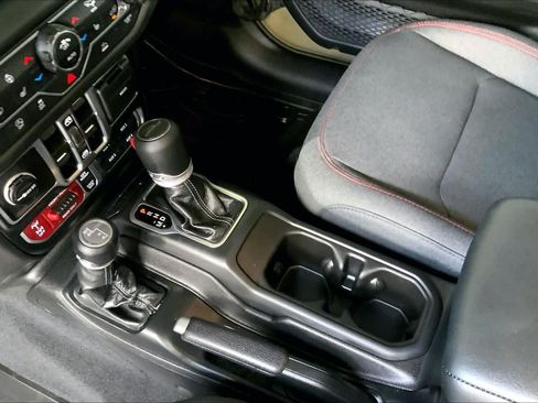 Used 2025 Jeep Gladiator Rubicon w/ Convenience Group AWD/4WD image 17