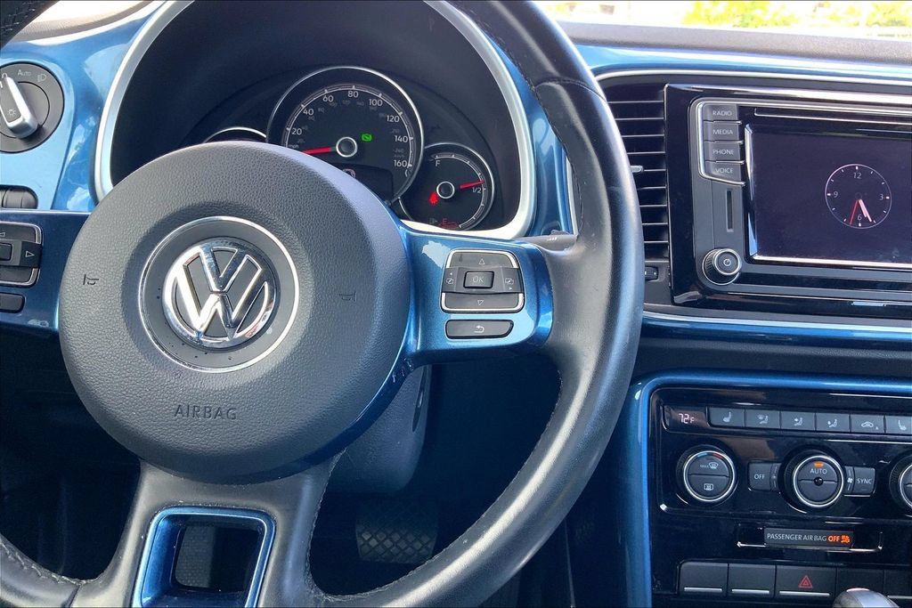 Used 2019 Volkswagen Beetle 2.0T SE FWD image 18