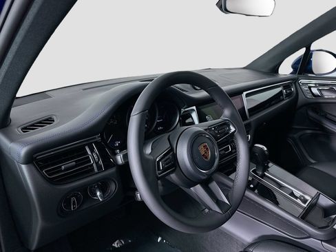 Certified 2026 Porsche Macan AWD/4WD image 4