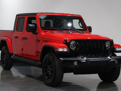 Used 2022 Jeep Gladiator Sport image 4