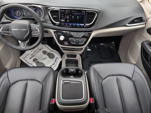 Used 2024 Chrysler Pacifica Touring-L FWD image 25