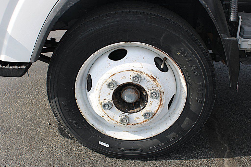 Used 2019 Isuzu NPR RWD image 21