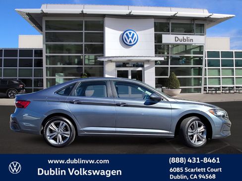 Used 2024 Volkswagen Jetta SE image 3
